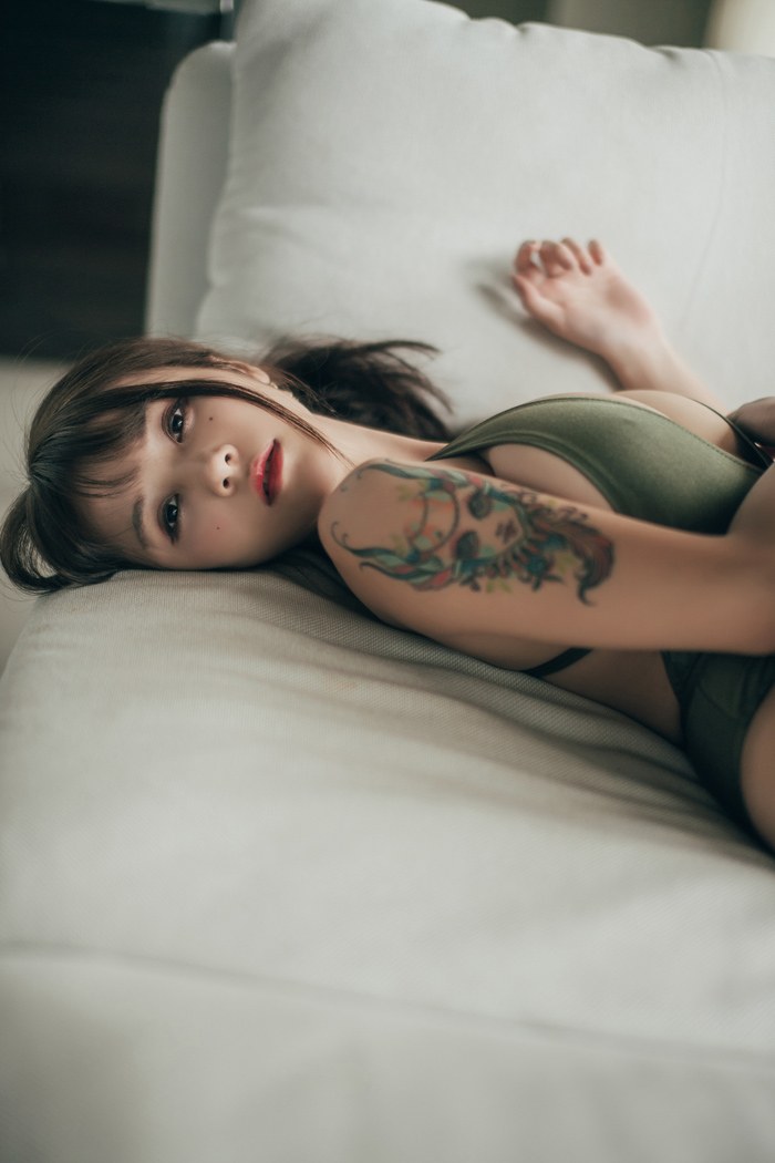 菠萝萌妹夏美酱撩衣露乳火辣养眼