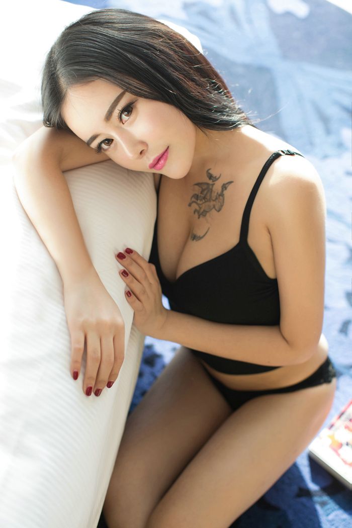 梦瑶mm玩情趣内衣脱落圆乳奔出来