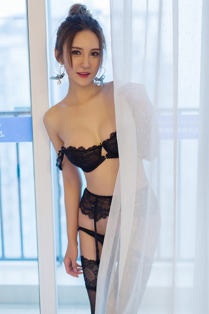 性感美少妇尹菲前凸后翘诱惑吸睛