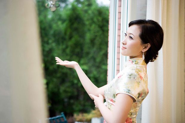 精致旗袍美图―风定落花香