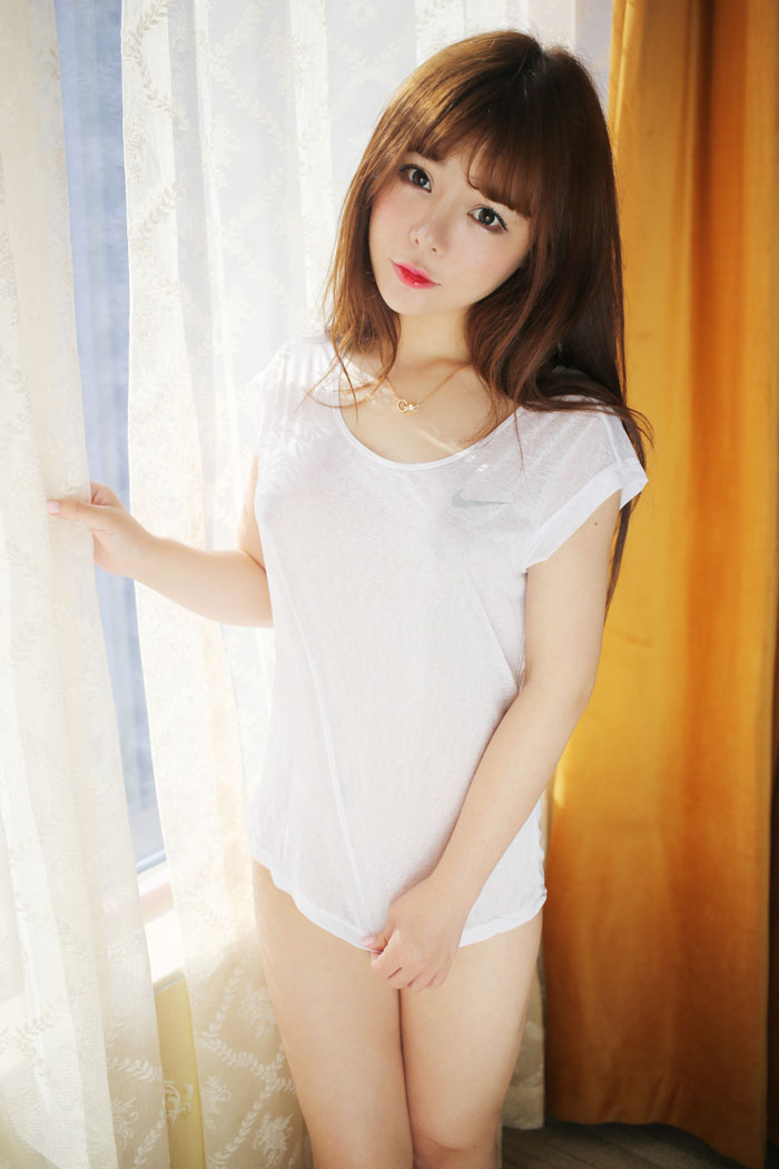 圆臀妹子粉芭比私房照美胸依稀可见