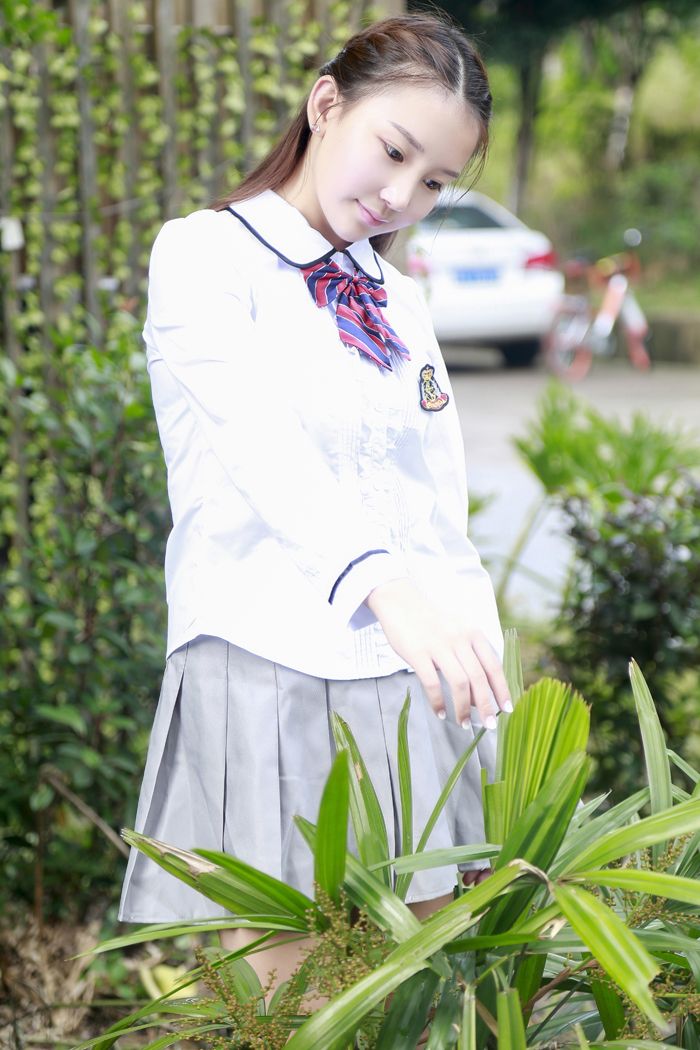 清纯学妹琪琪半裸白丝演绎制服诱惑